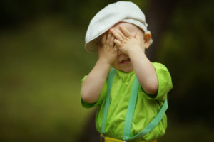 jongetje speelt verstoppertje